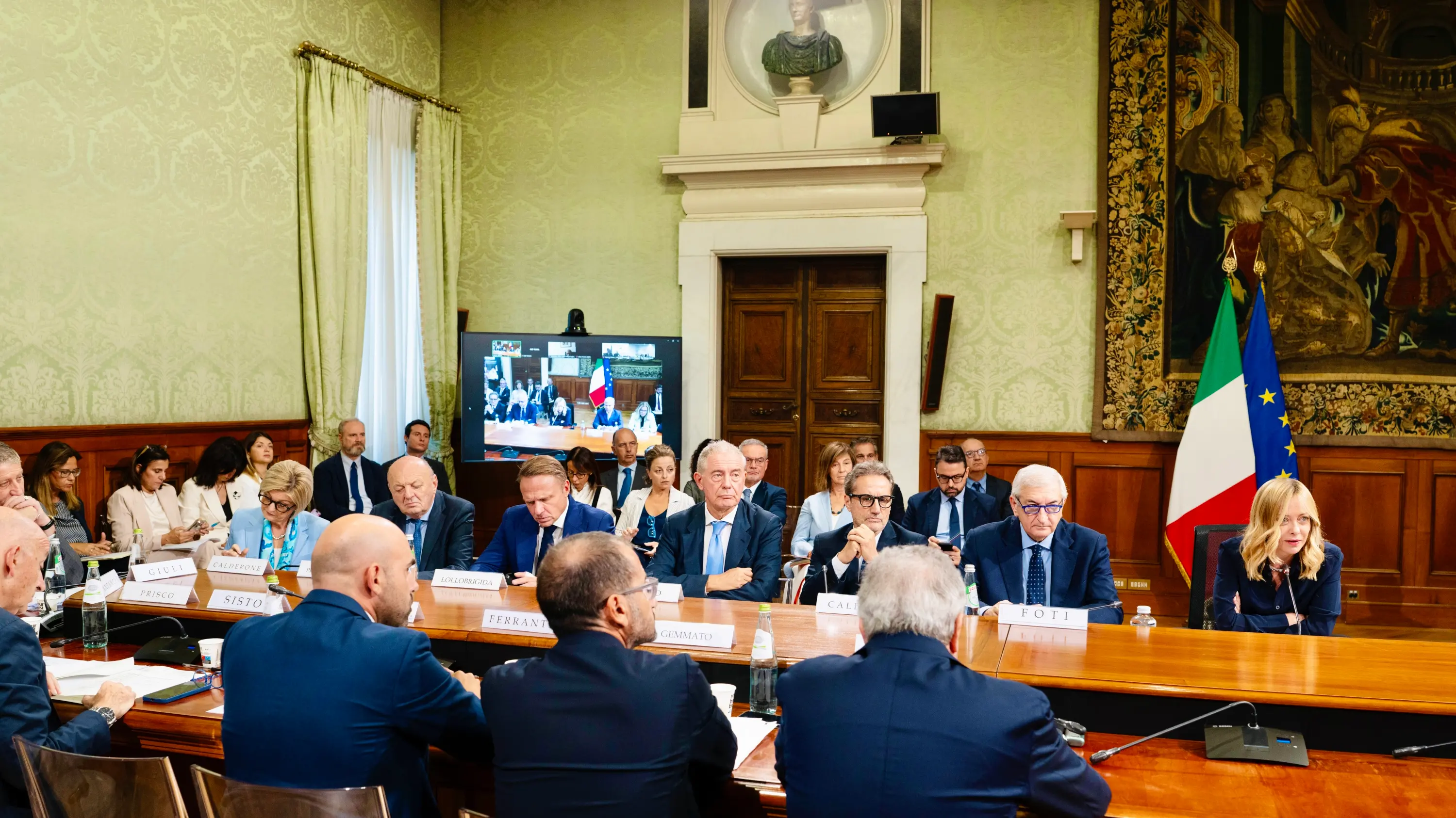 <p>La riunione della cabina di regia (foto: Ufficio stampa Palazzo Chigi)</p>\\n