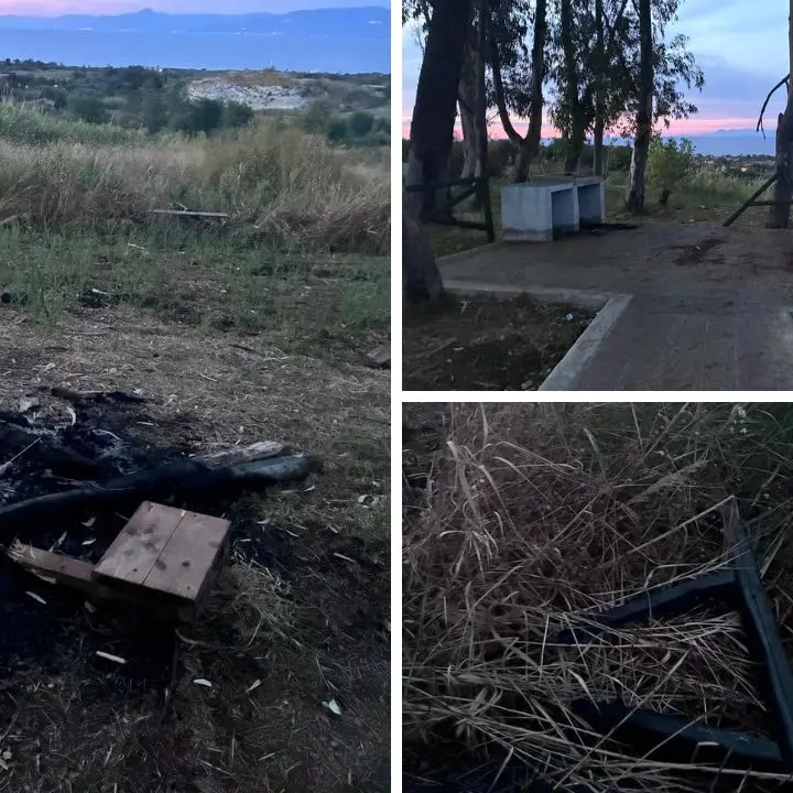 Vandalizzata l’area pic-nic di Pannaconi. Il vicesindaco Mazzeo: «Gesto che ferisce la comunità». Presentata denuncia