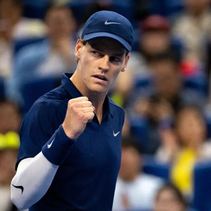 Tennis, Sinner soffre ma supera in tre set Atmane ai Cina Open