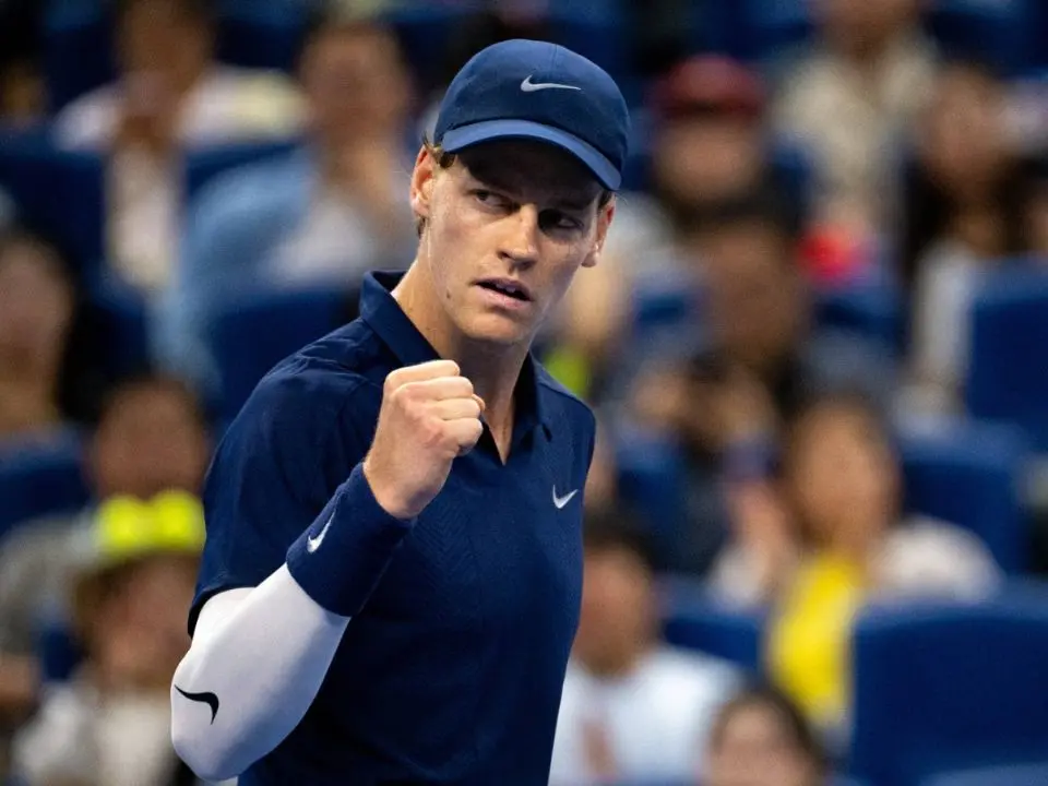 Tennis, Sinner soffre ma supera in tre set Atmane ai Cina Open