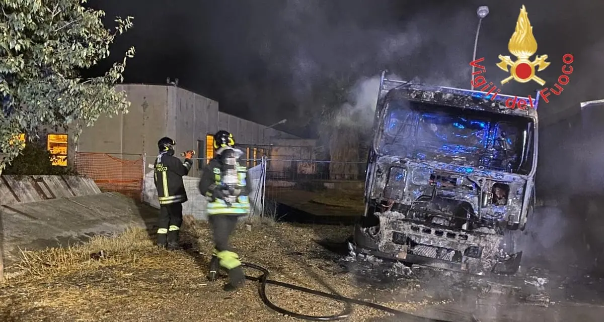 Reggio Calabria, incendio distrugge nella notte due autocarri parcheggiati in un deposito del Comune