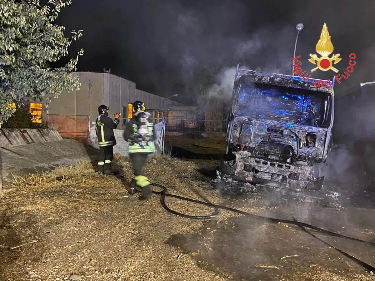 Reggio Calabria, incendio distrugge nella notte due autocarri parcheggiati in un deposito del Comune