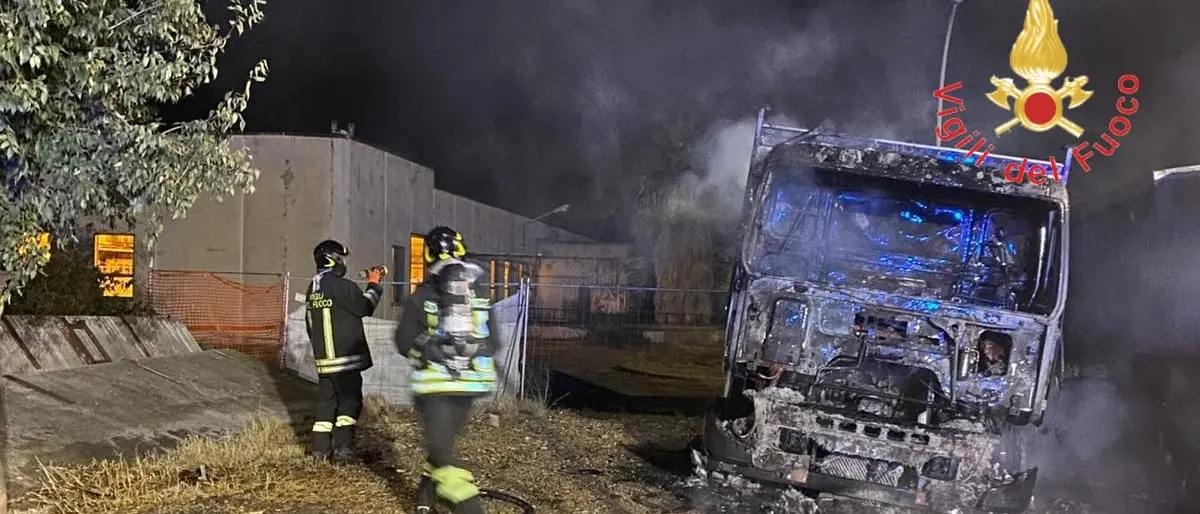 Reggio Calabria, incendio distrugge nella notte due autocarri parcheggiati in un deposito del Comune