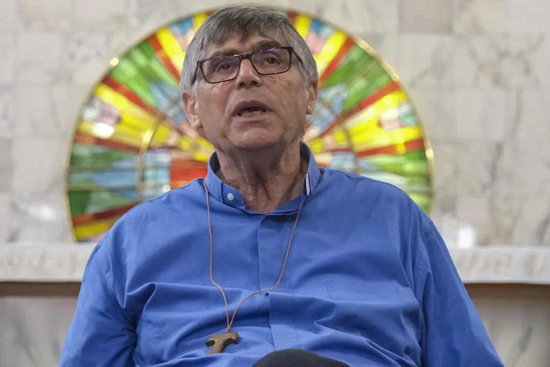 Caivano, minacce a don Patriciello durante la messa: al prete anticamorra consegnato un fazzoletto con un proiettile\n