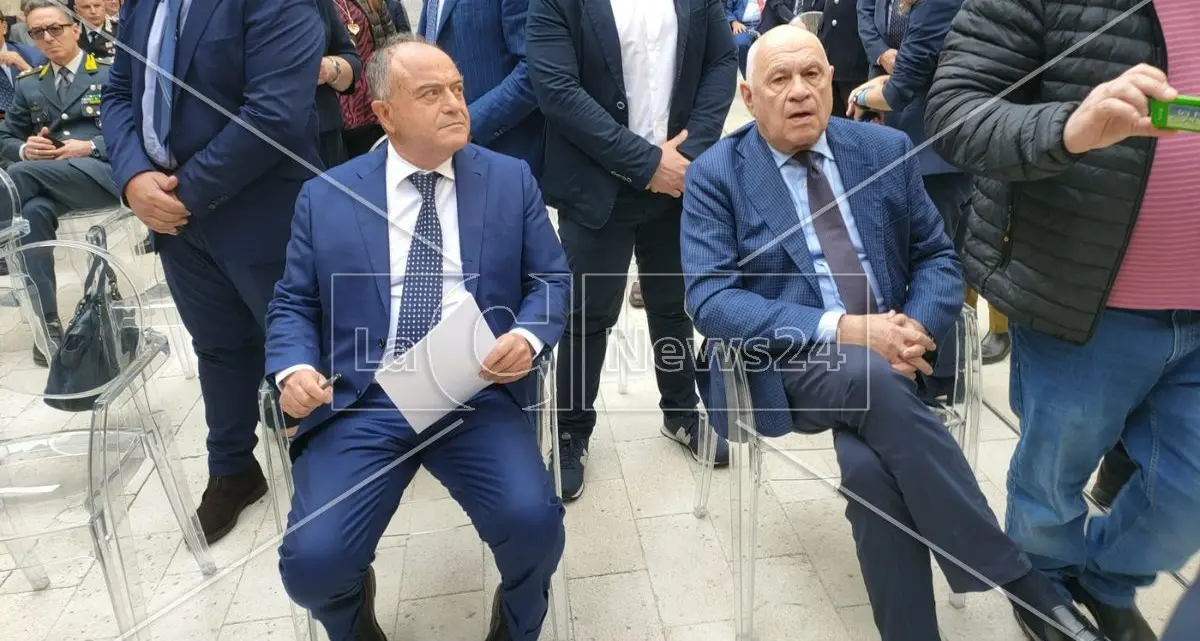 “Lezioni di mafie” accende gli attacchi contro Gratteri: tra interrogazioni parlamentari e frecciatine dal congresso delle Camere penali\n