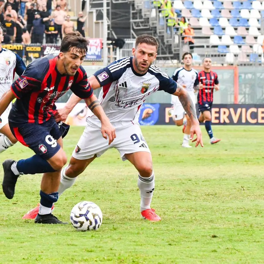 Più rosso che blu, il Crotone (in nove)\u00A0perde in casa con la Casertana: allo Scida finisce 0-1\u00A0\n