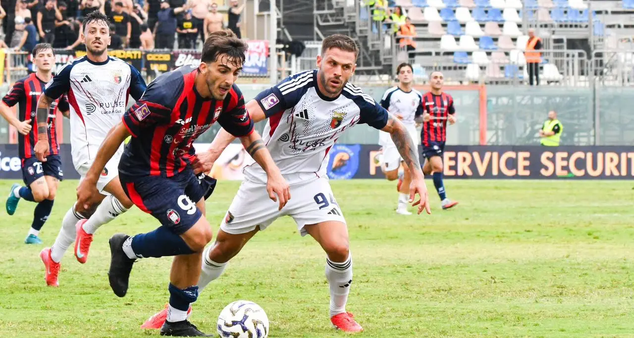Più rosso che blu, il Crotone (in nove)\u00A0perde in casa con la Casertana: allo Scida finisce 0-1\u00A0\n