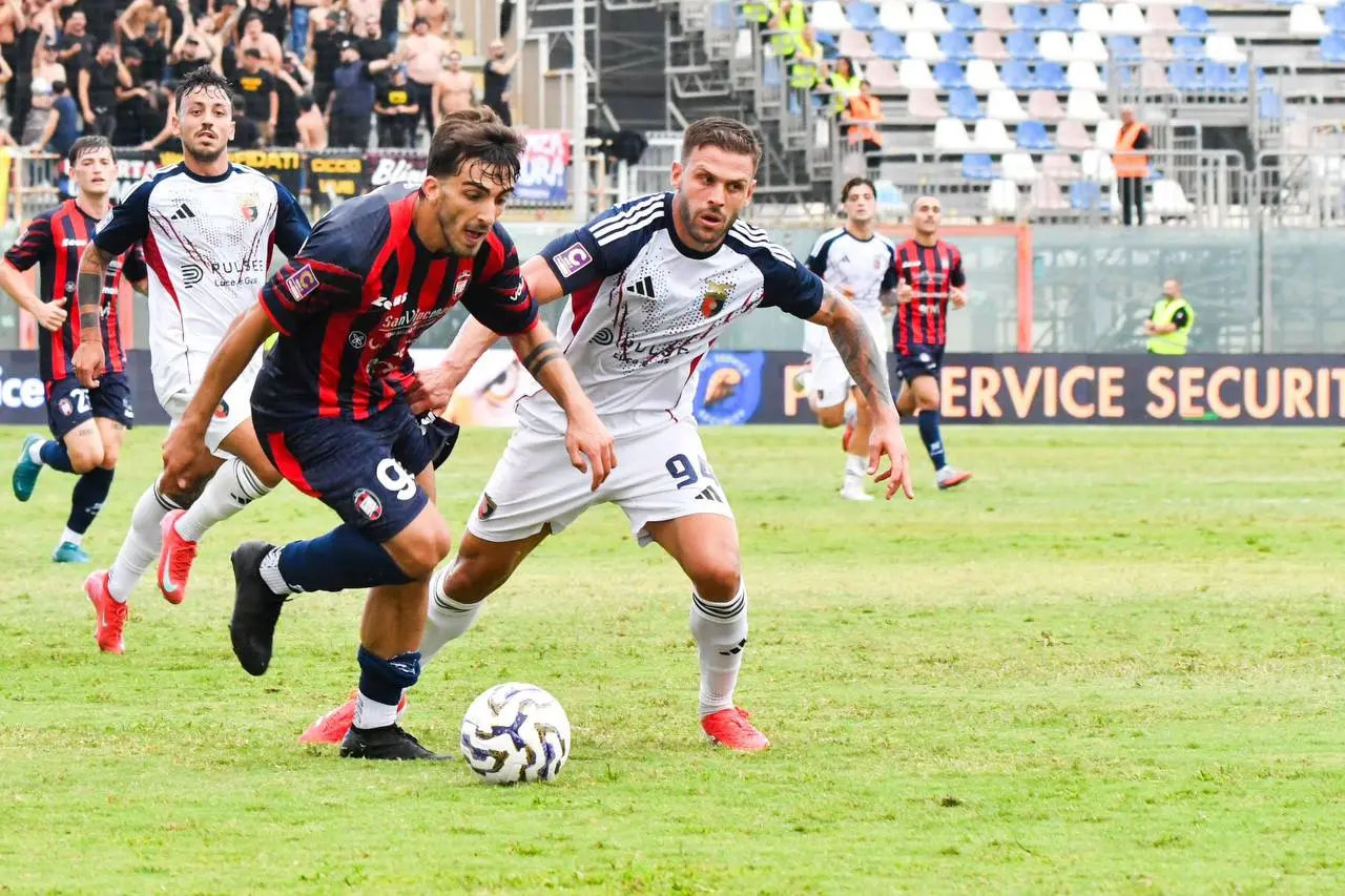Più rosso che blu, il Crotone (in nove)\u00A0perde in casa con la Casertana: allo Scida finisce 0-1\u00A0\n