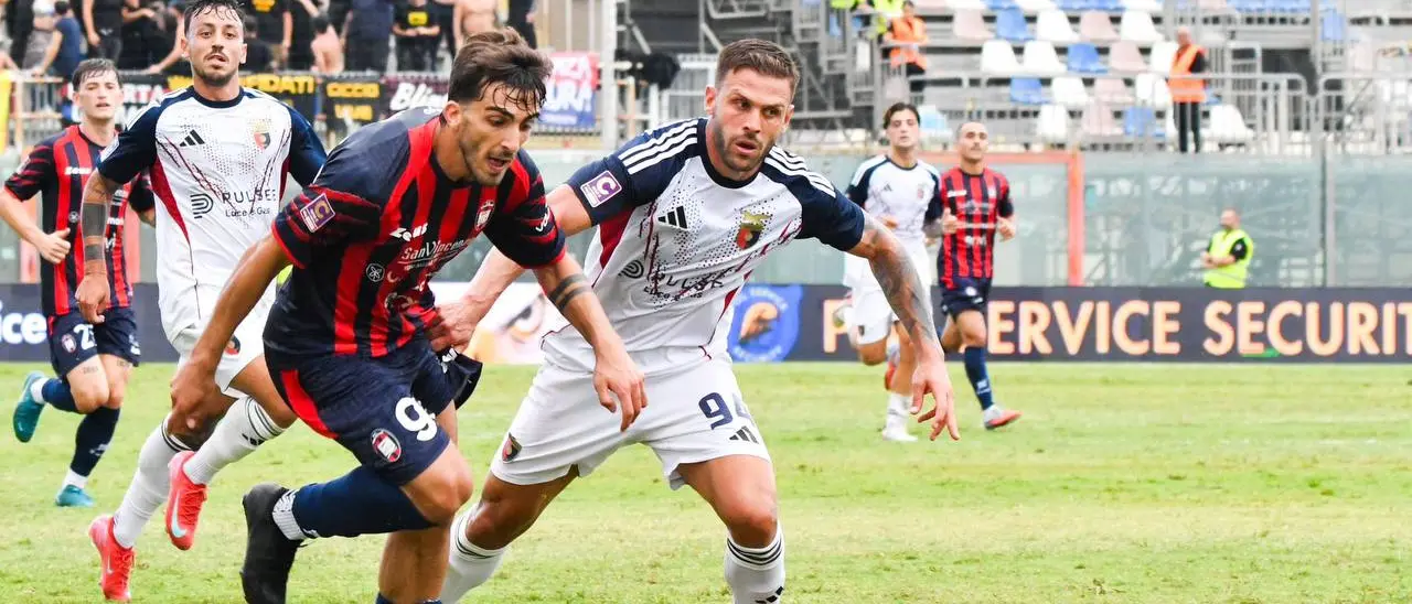 Più rosso che blu, il Crotone (in nove)\u00A0perde in casa con la Casertana: allo Scida finisce 0-1\u00A0\n