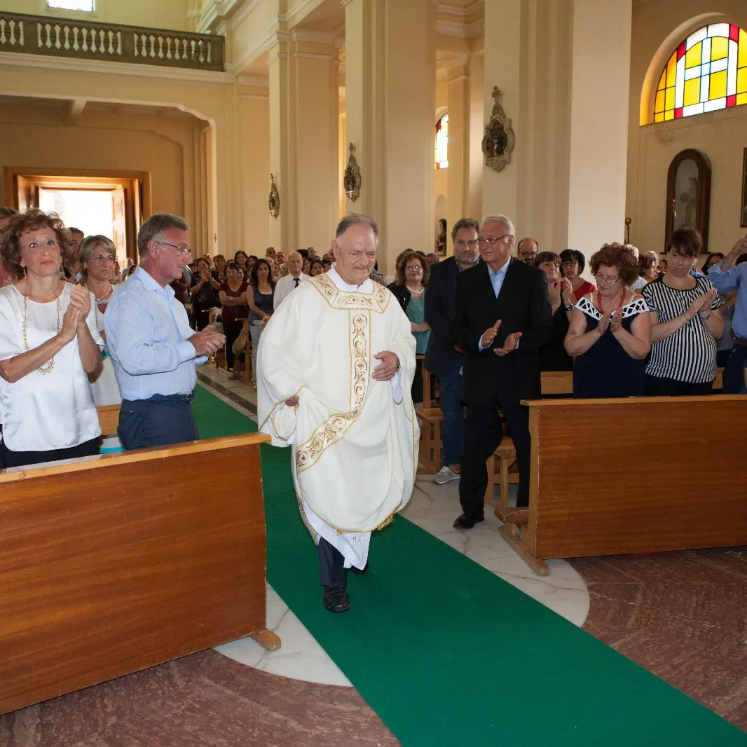 Limbadi, i\u00A060 anni di sacerdozio di don Peppino Saragò che da bambino per gioco celebrava messa con le galline\n