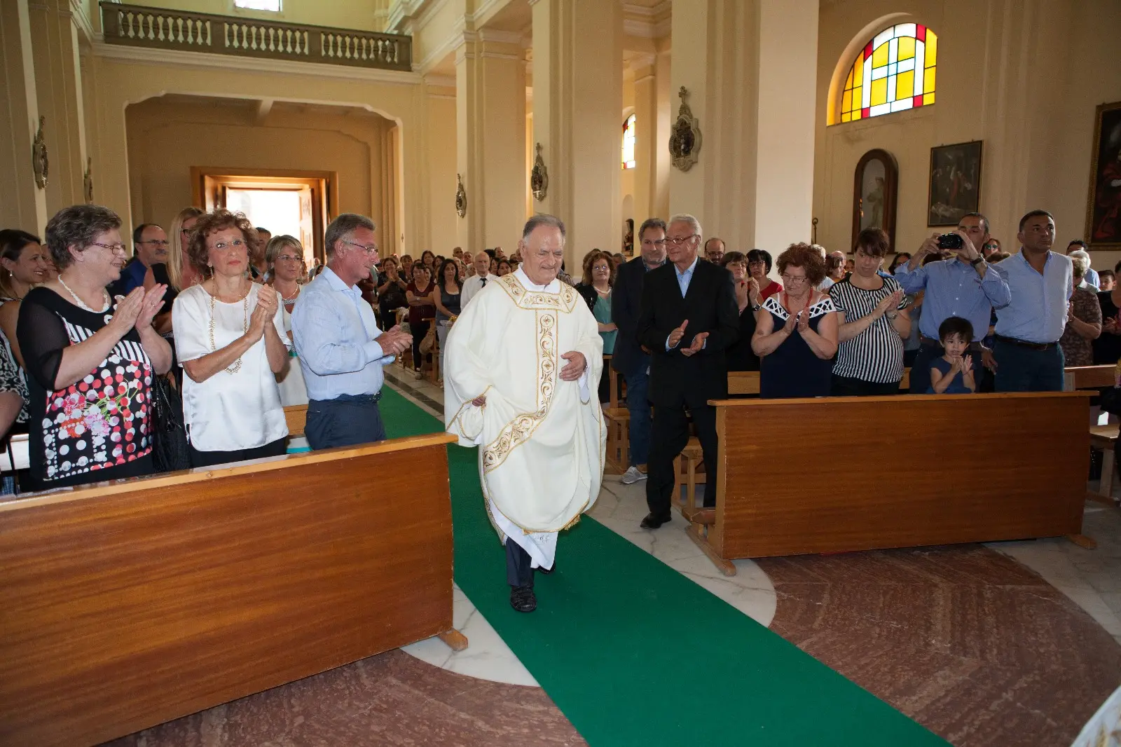Limbadi, i\u00A060 anni di sacerdozio di don Peppino Saragò che da bambino per gioco celebrava messa con le galline\n