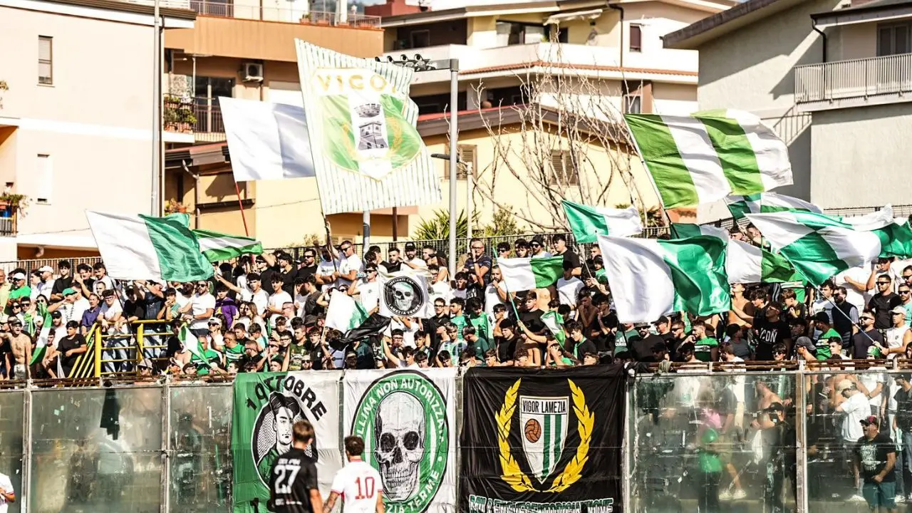 Serie D, quinta giornata: termina a reti bianche il derby lametino, mentre la Reggina sfiora il blitz a Savoia\n