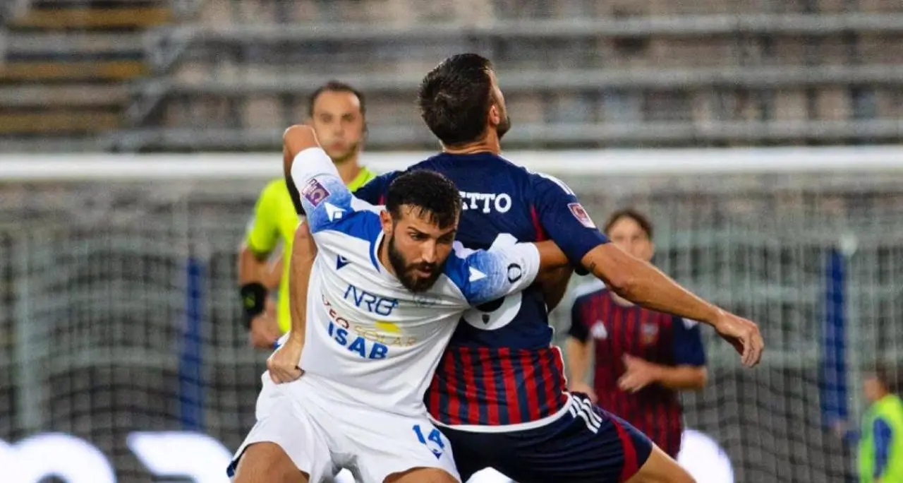 Cosenza, storica impresa a Siracusa: Mazzocchi in versione\u00A0Milito, vetta a -4\n