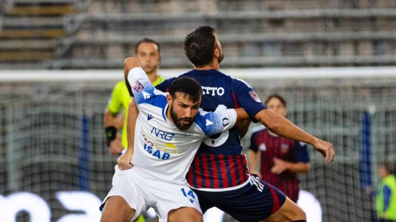 Cosenza, storica impresa a Siracusa: Mazzocchi in versione\u00A0Milito, vetta a -4\n
