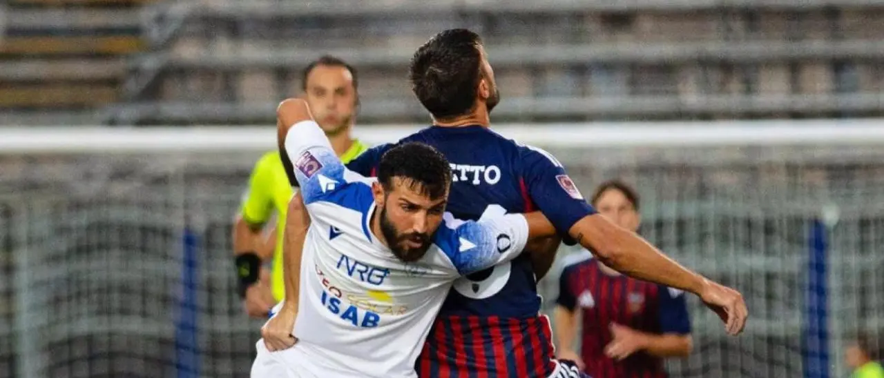 Cosenza, storica impresa a Siracusa: Mazzocchi in versione\u00A0Milito, vetta a -4\n