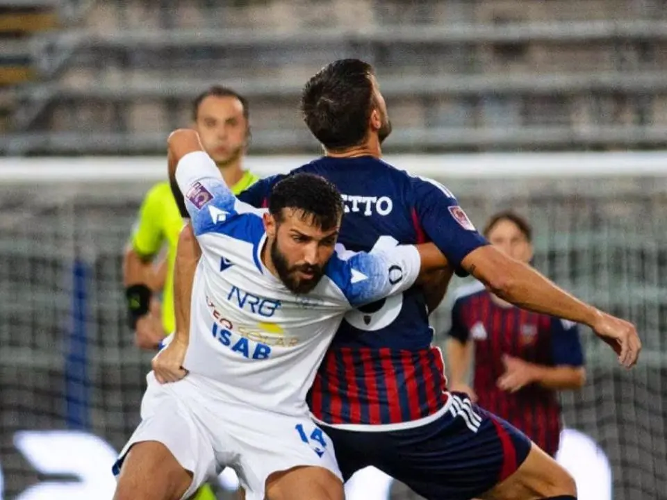 Cosenza, storica impresa a Siracusa: Mazzocchi in versione Milito, vetta a -4