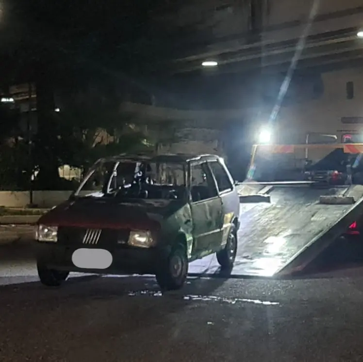 Macchina incendiata a Rende nella notte: Fiat Uno in\u00A0fiamme davanti ad una palestra
