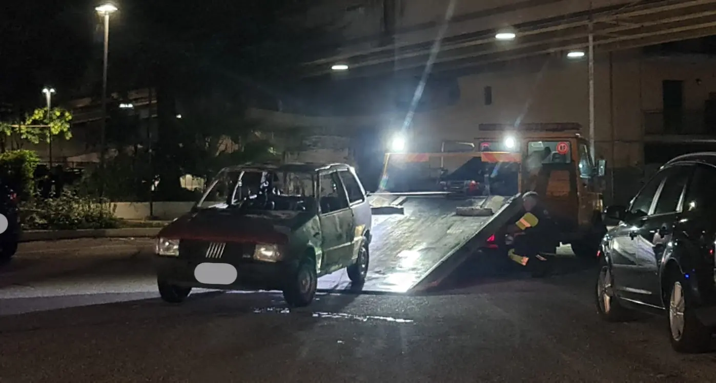 Macchina incendiata a Rende nella notte: Fiat Uno in\u00A0fiamme davanti ad una palestra