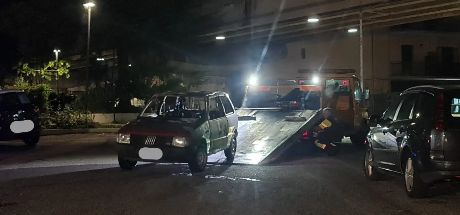 Macchina incendiata a Rende nella notte: Fiat Uno in\u00A0fiamme davanti ad una palestra