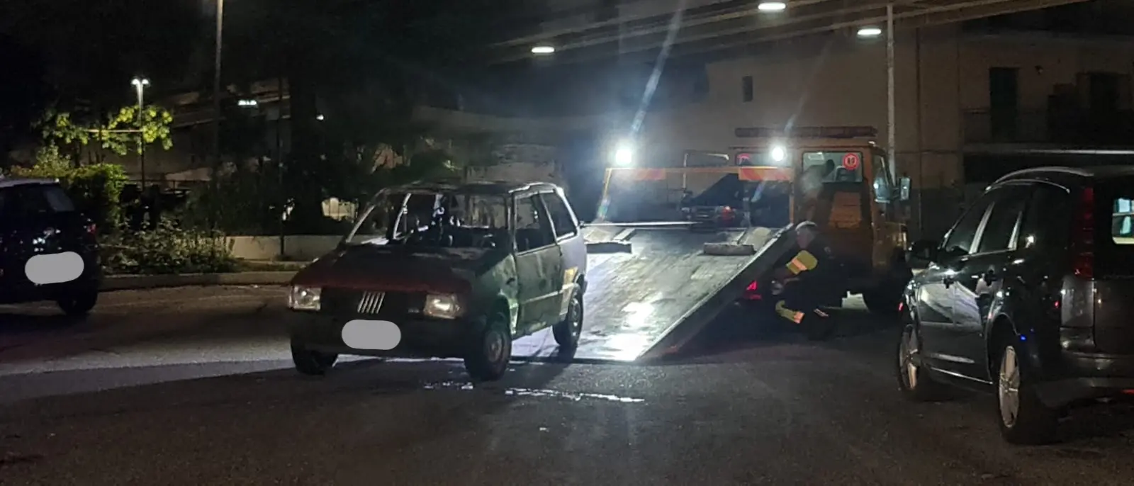 Macchina incendiata a Rende nella notte: Fiat Uno in\u00A0fiamme davanti ad una palestra