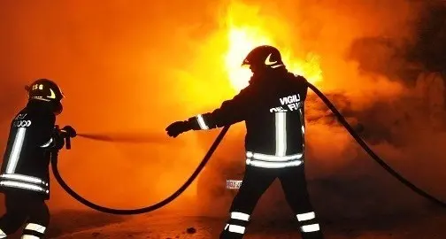 Auto in fiamme a Corigliano Scalo, pista dolosa