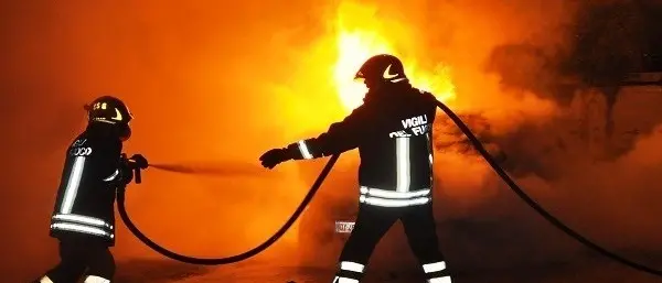 Auto in fiamme a Corigliano Scalo, pista dolosa