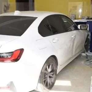 Tragedia sfiorata a Castrovillari, auto fuori controllo sfonda la vetrina di un ufficio postale\n