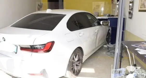 Tragedia sfiorata a Castrovillari, auto fuori controllo sfonda la vetrina di un ufficio postale\n