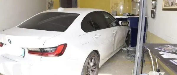 Tragedia sfiorata a Castrovillari, auto fuori controllo sfonda la vetrina di un ufficio postale\n