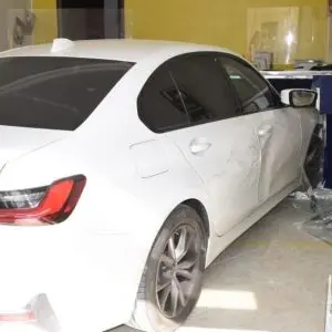Paura a Castrovillari, auto sfonda la vetrina di ufficio postale: quattro feriti\n