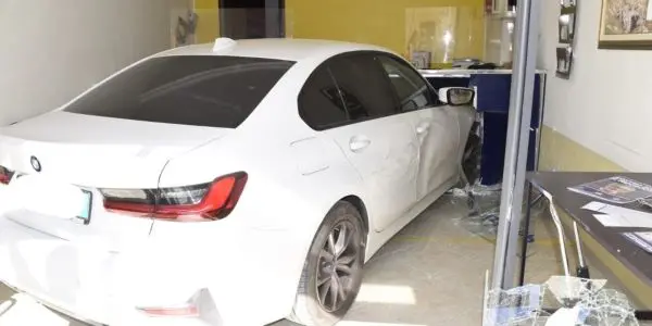 Paura a Castrovillari, auto sfonda la vetrina di ufficio postale: quattro feriti\n