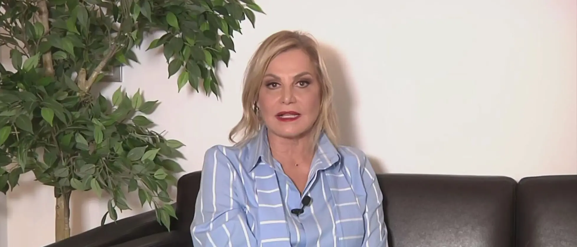 Simona Ventura perseguitata da un uomo che la accusa di “psicosetta” e di violenza. Le Iene smascherano lo stalker\n