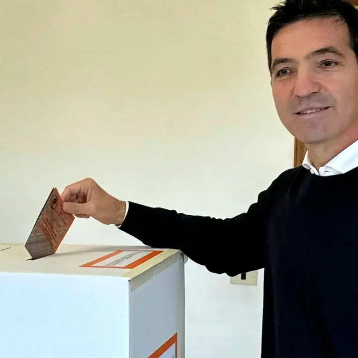 Regionali Marche, vince il centrodestra:\u00A0Acquaroli rieletto presidente, Ricci lo chiama per congratularsi