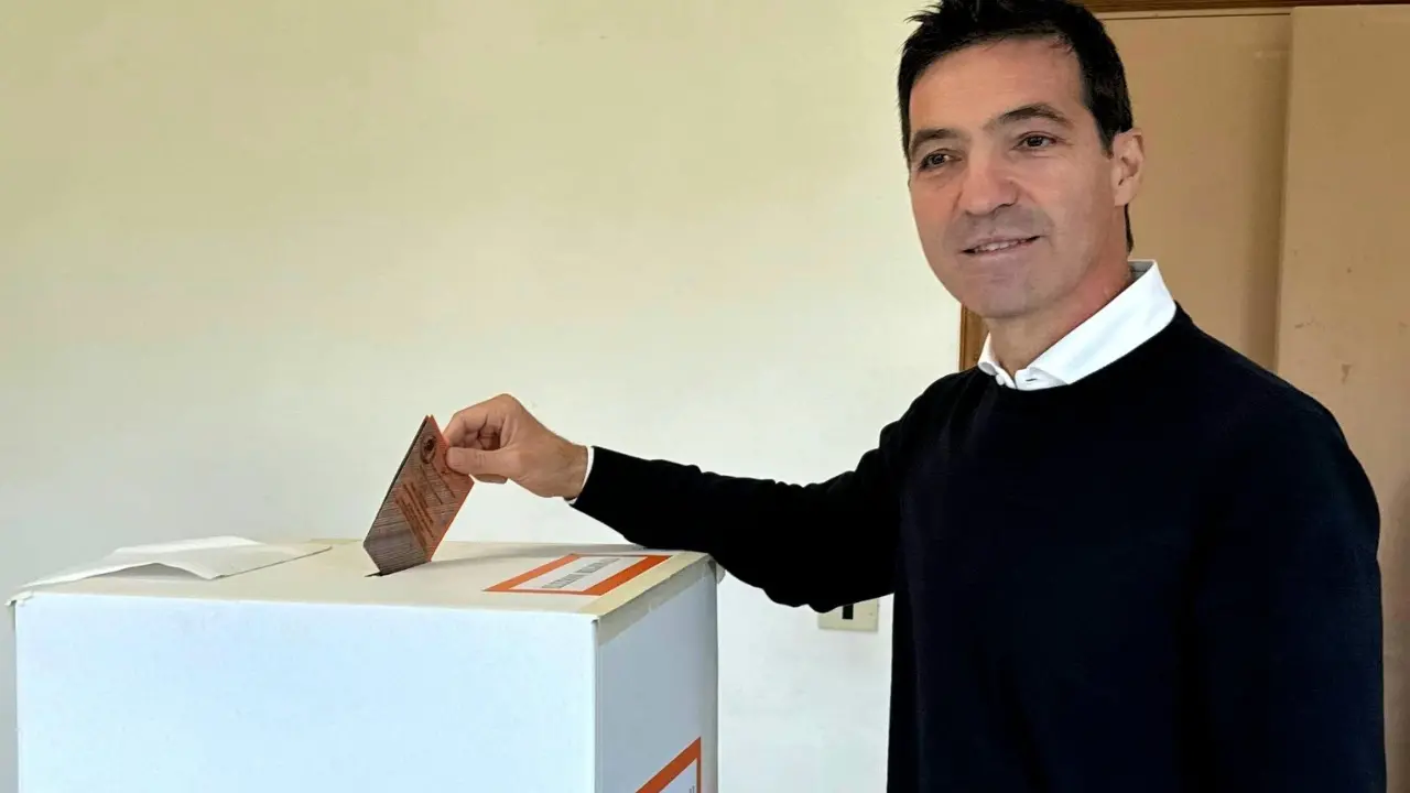 Regionali Marche, vince il centrodestra:\u00A0Acquaroli rieletto presidente, Ricci lo chiama per congratularsi