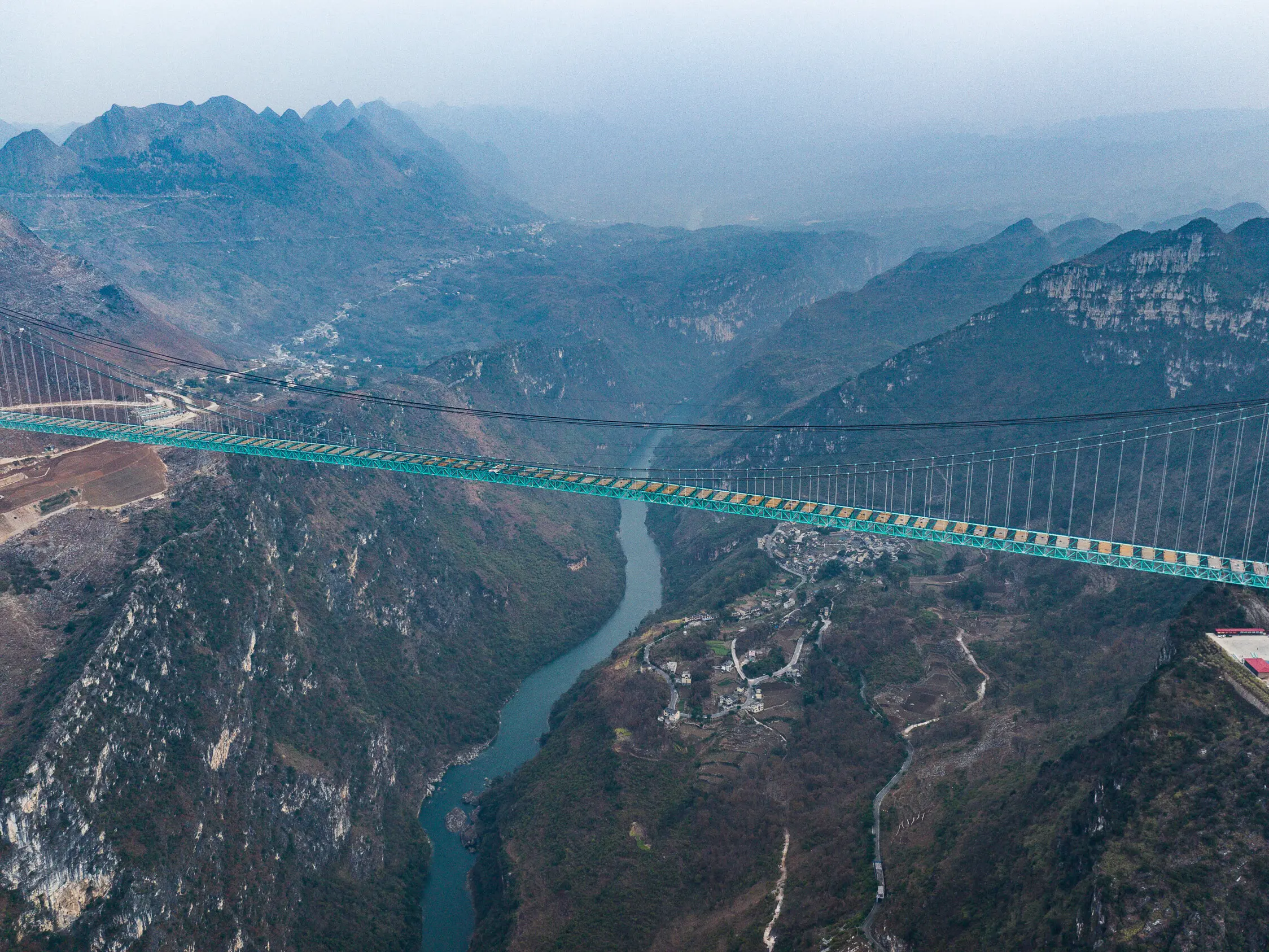 In Cina costruito in 3 anni il ponte più alto del mondo: dall’Estremo Oriente una lezione per Salvini e il suo sogno sullo Stretto