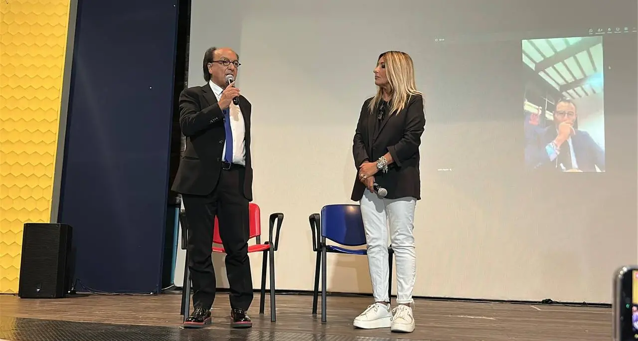 Cosenza Calcio: clima infuocato nel primo storico confronto pubblico tra\u00A0Guarascio, le istituzioni, i tifosi e gli imprenditori\n