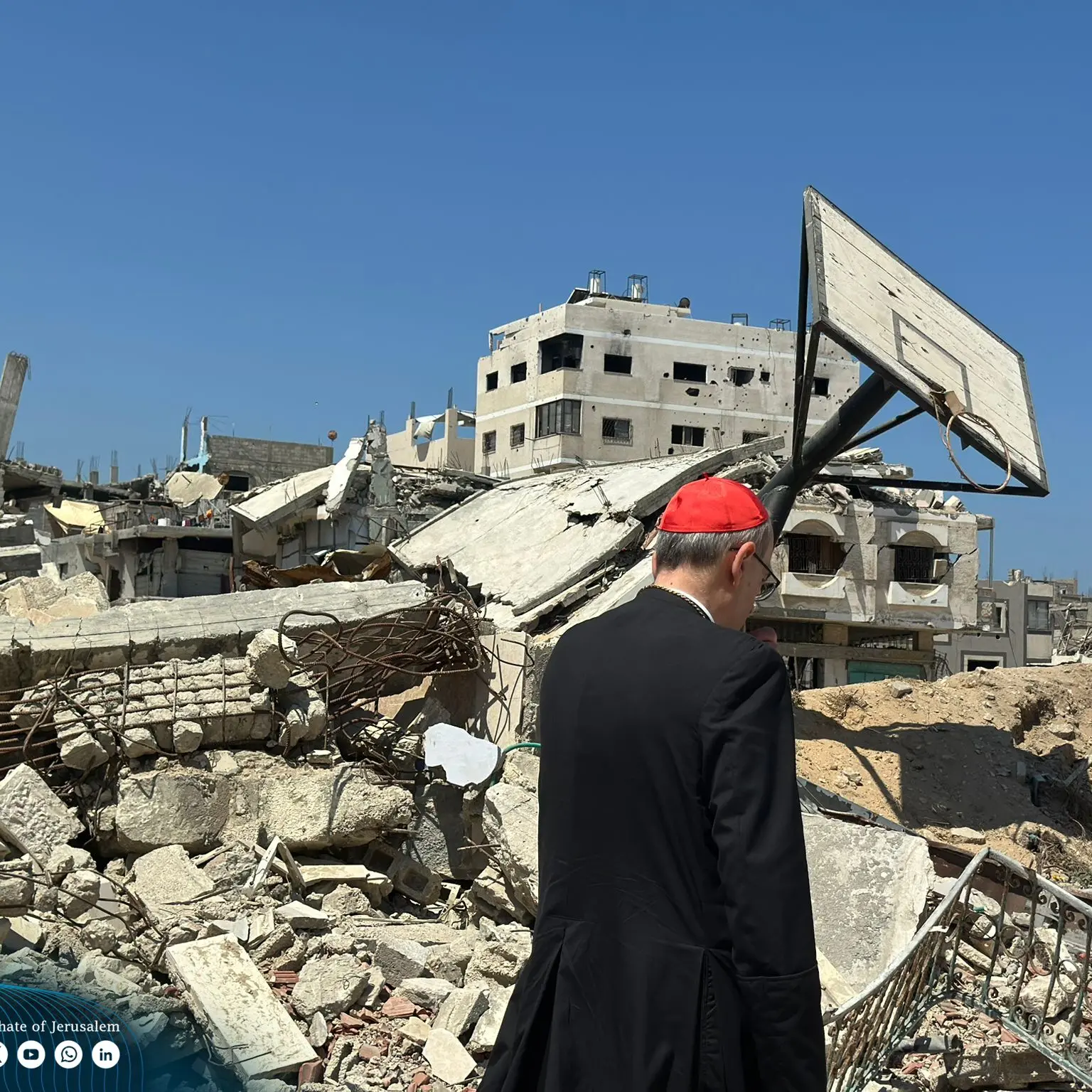 Un francescano tra le macerie, il cardinale Pizzaballa baluardo in mezzo alla distruzione di Gaza\n