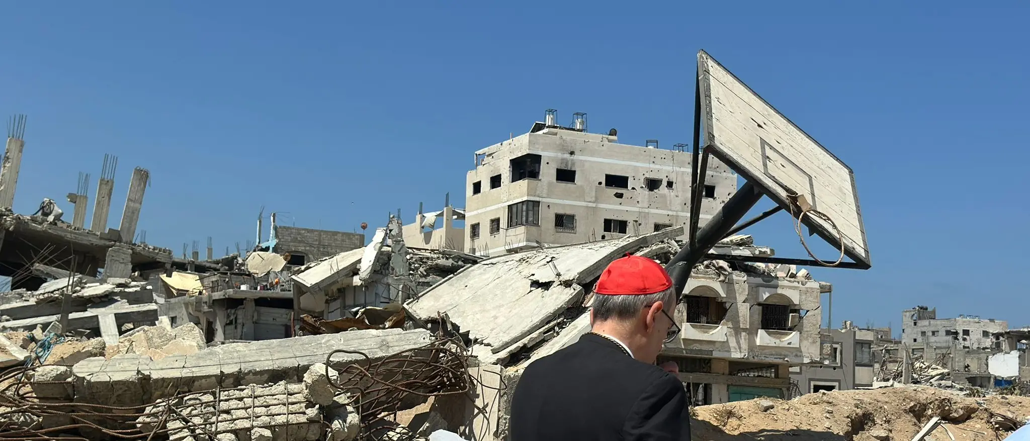 Un francescano tra le macerie, il cardinale Pizzaballa baluardo in mezzo alla distruzione di Gaza\n