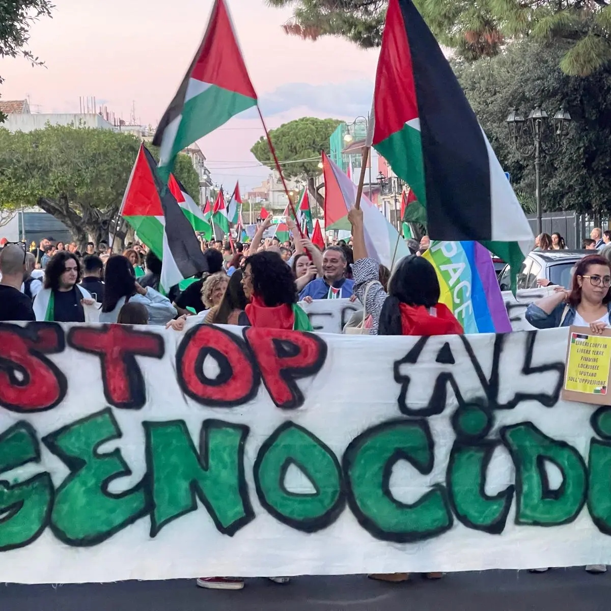 Locri, mille persone in piazza per Gaza:\u00A0«Non possiamo più girarci dall’altra parte»\n