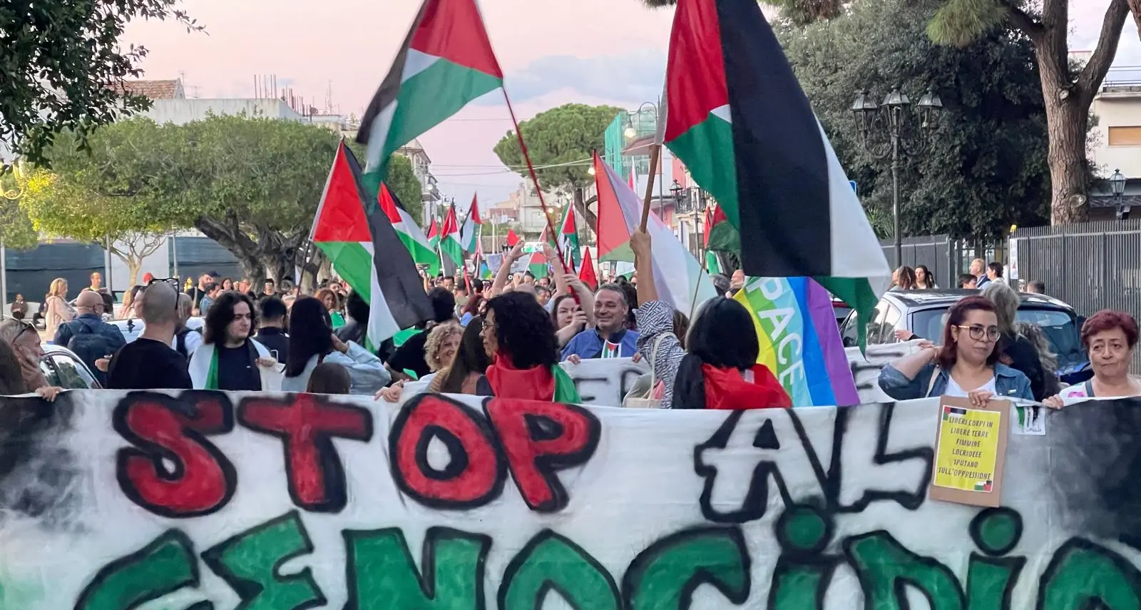 Locri, mille persone in piazza per Gaza:\u00A0«Non possiamo più girarci dall’altra parte»\n