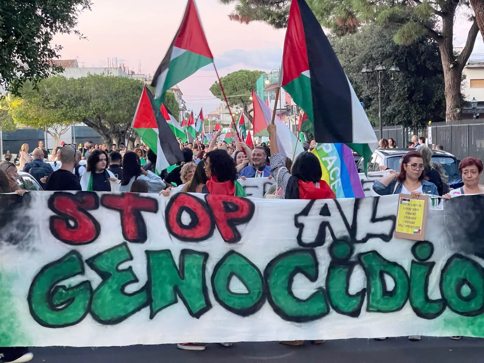 Locri, mille persone in piazza per Gaza:\u00A0«Non possiamo più girarci dall’altra parte»\n