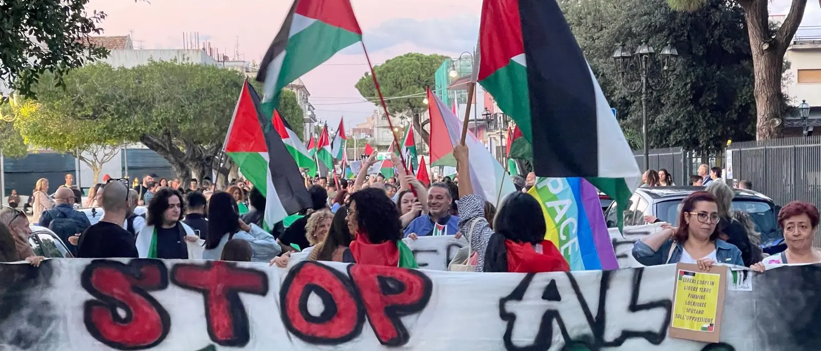 Locri, mille persone in piazza per Gaza:\u00A0«Non possiamo più girarci dall’altra parte»\n