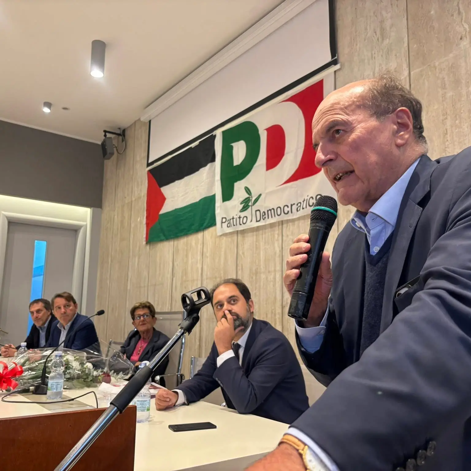 Bersani a Catanzaro per Tridico: «In Calabria un segnale per l’Italia». E a sorpresa spunta una torta per il suo compleanno\n