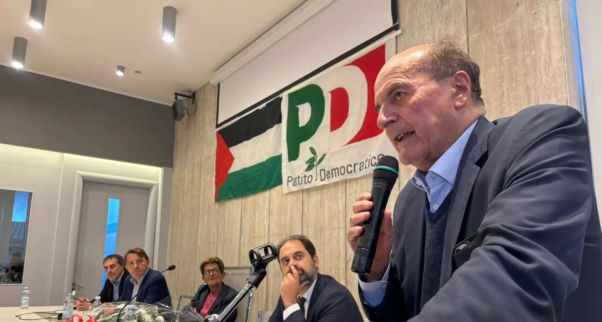 Bersani a Catanzaro per Tridico: «In Calabria un segnale per l’Italia». E a sorpresa spunta una torta per il suo compleanno\n
