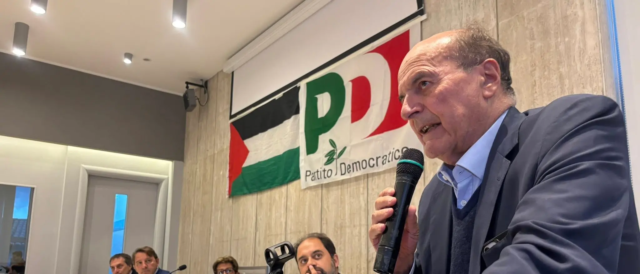 Bersani a Catanzaro per Tridico: «In Calabria un segnale per l’Italia». E a sorpresa spunta una torta per il suo compleanno\n