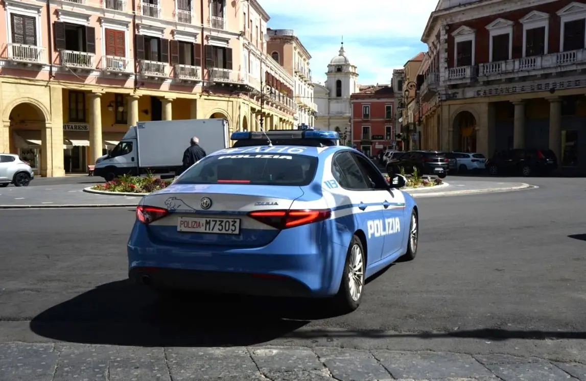Crotone, fermato un uomo accusato di stalking e lesioni nei confronti dell’ex marito della compagna\n