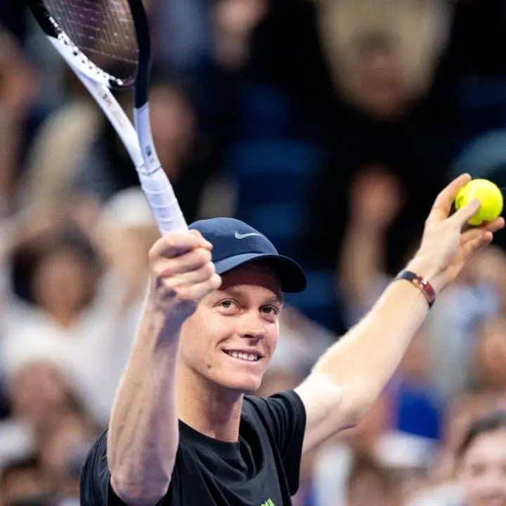 Tennis, sofferenza Sinner ai Cina Open: vince contro De Minaur e conquista la finale\n
