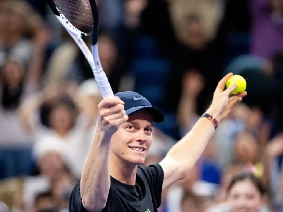 Tennis, sofferenza Sinner ai Cina Open: vince contro De Minaur e conquista la finale