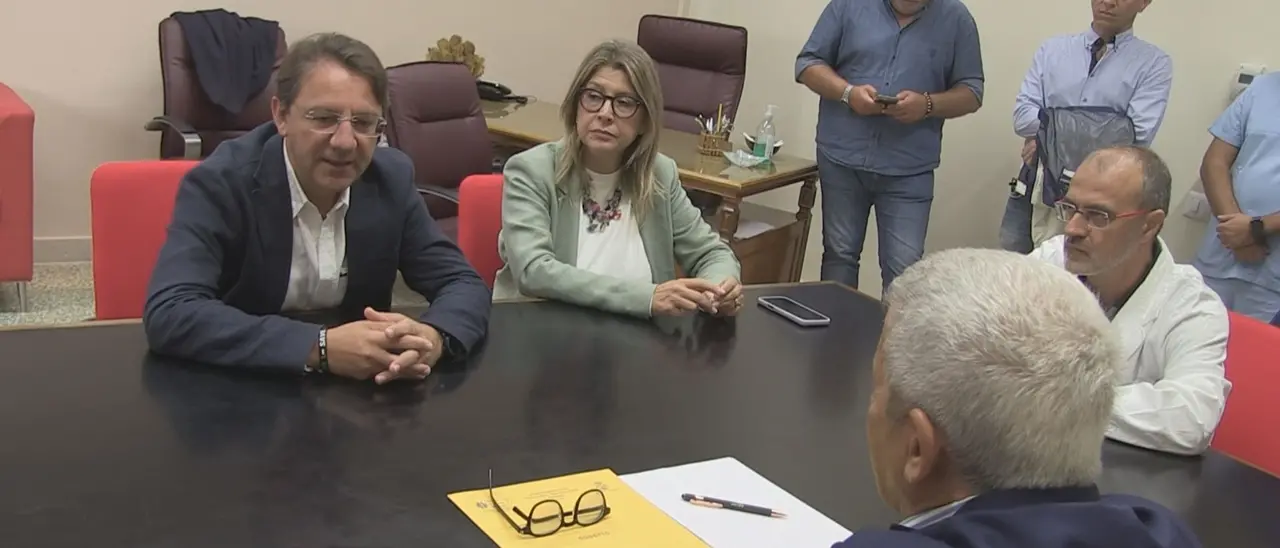 Pasquale Tridico in visita all’Annunziata. «Ok al\u00A0policlinico ma Cosenza non può perdere l’ospedale» | VIDEO\n