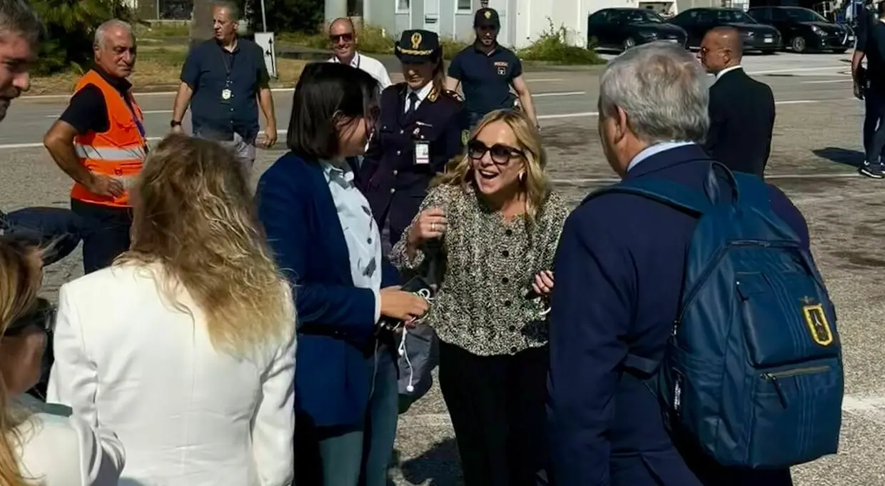 Schlein\u00A0 Meloni & Co., tutti insieme appassionatamente sullo stesso volo per la Calabria
